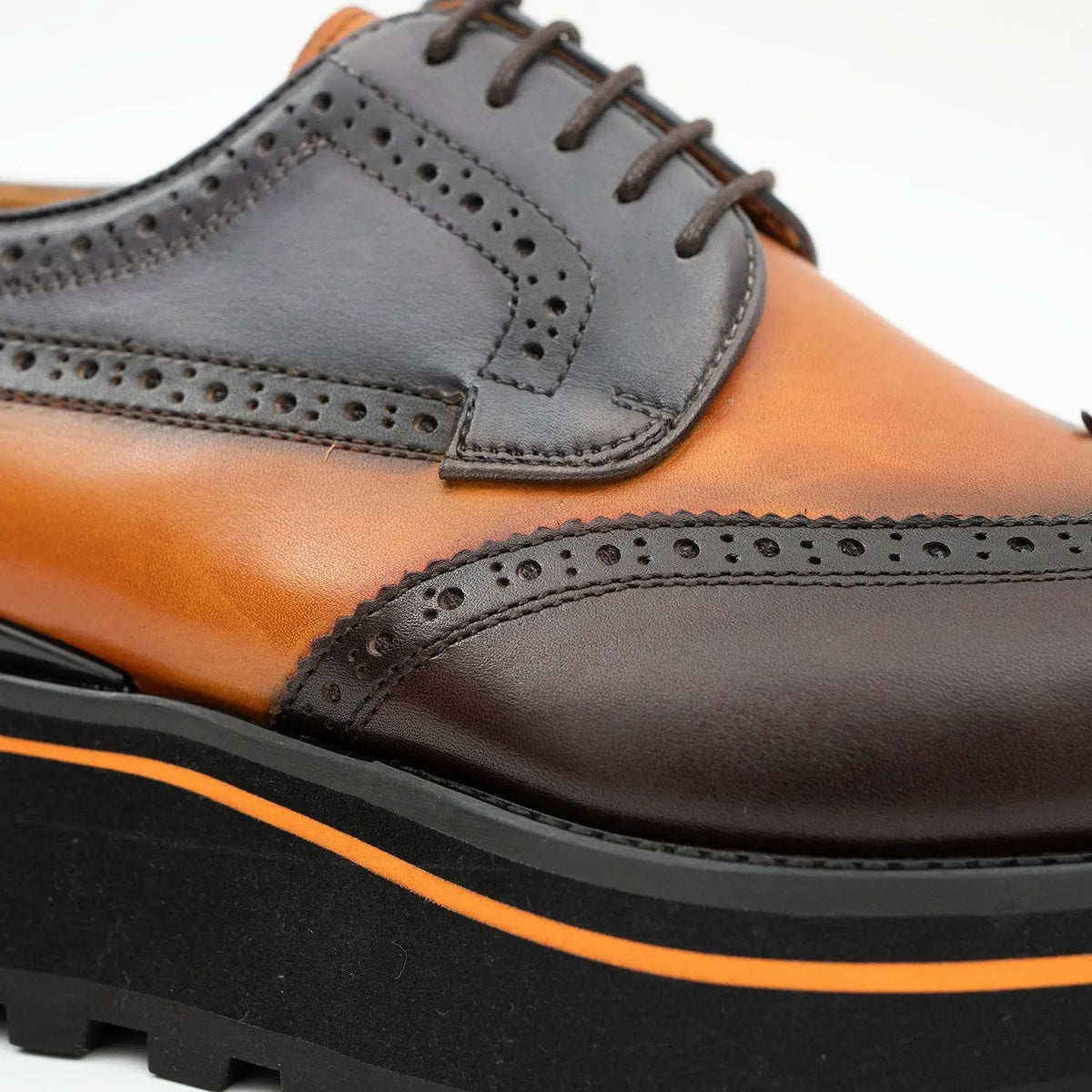 Two-Tone Wingtip Derby Shoes with Contrast-Edge Lug Sole