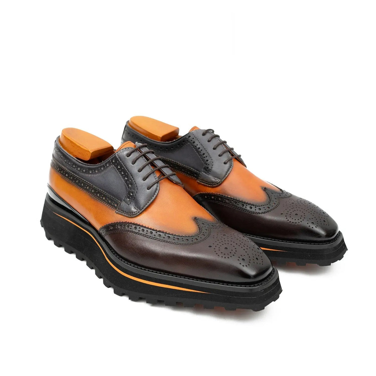 Two-Tone Wingtip Derby Shoes with Contrast-Edge Lug Sole
