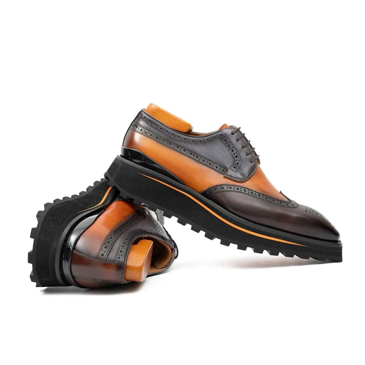 Two-Tone Wingtip Derby Shoes with Contrast-Edge Lug Sole